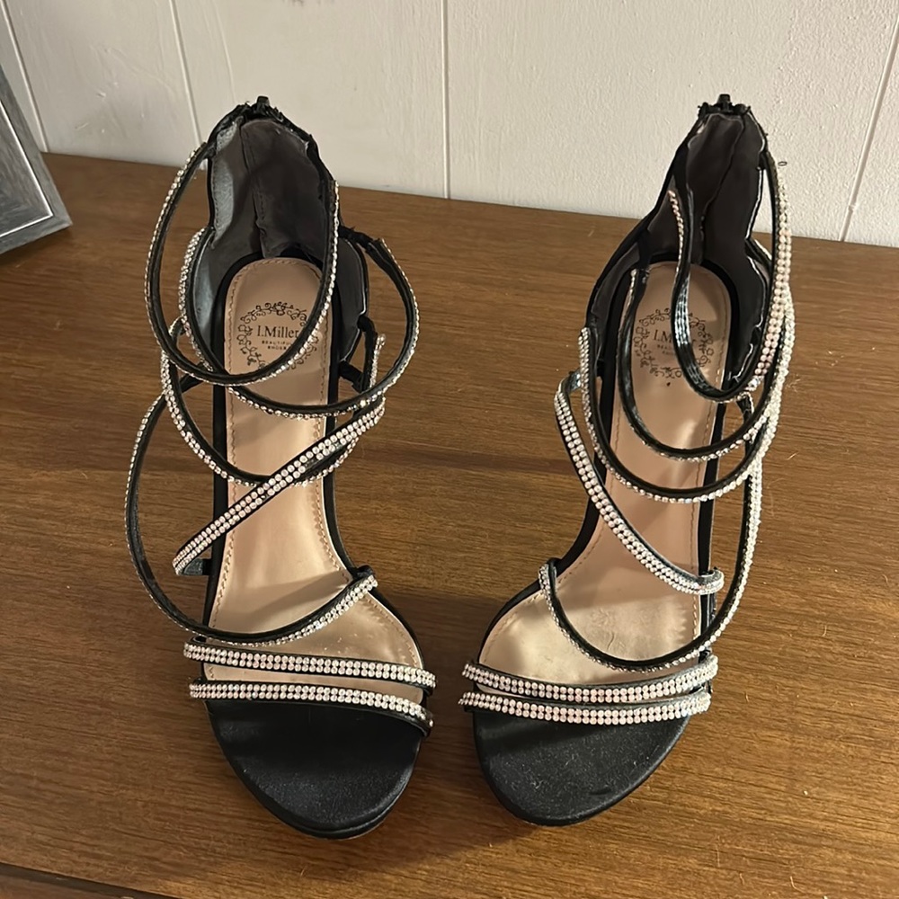 Heeled shoes